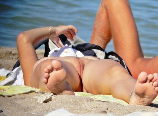 Vida nudista en la playa