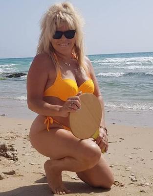 Belle blonde mature en bikini