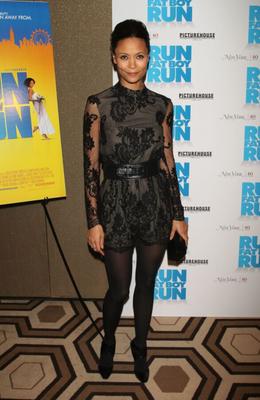 Thandie Newton, britische Schauspielerin in Strumpfhosen