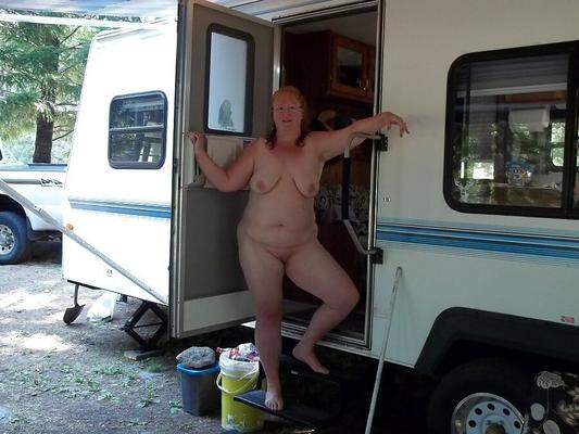 nudistes à la porte du camping-car