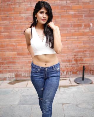 Aayushi - sexy adolescente india