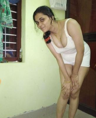 Indian mallu beautiful girl leaked pic(old)