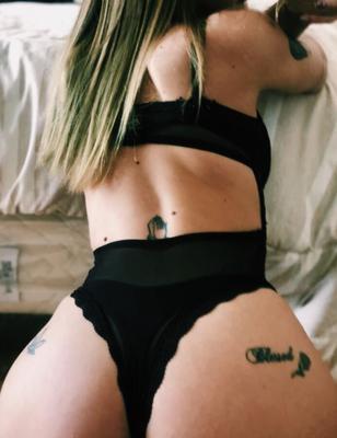 .. Tatouée Hot Selfie Latina Girl Nue Et Se Masturbe