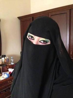 Uma esposa prostituta muçulmana hijabi