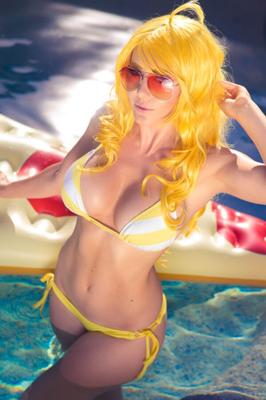 Jessica Nigri atrás de Jess Yang