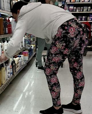 Target Sighting - MILF latina con leggings de flores