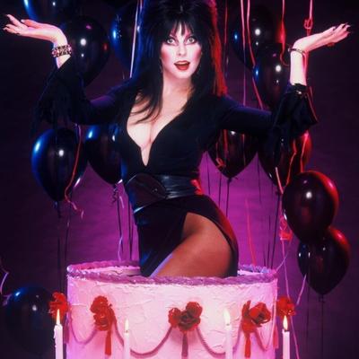 Cassandra Peterson à l'occasion de son 70e anniversaire - Veuillez commenter