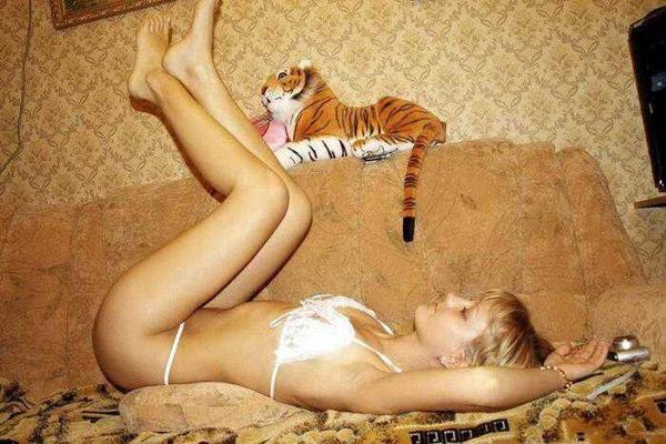 Chica rusa sexy y su tigre de peluche