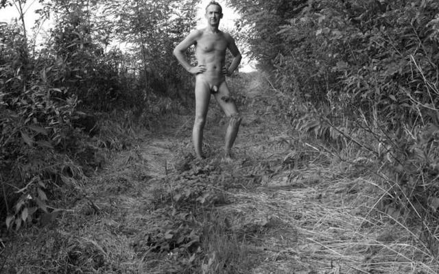 Desnudo en el bosque