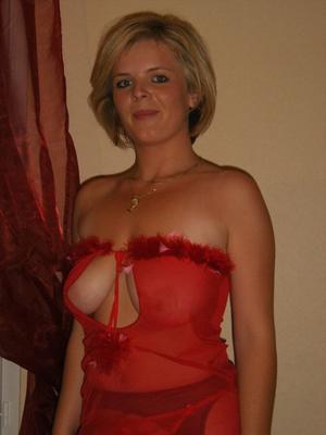 MILF blonde pose, suce et baise