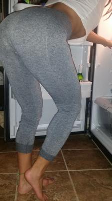 My GF bare feet and bubble booty in leggings