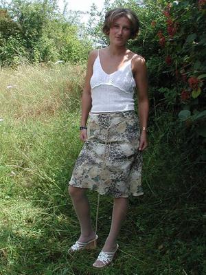 Agnès se promenant dans les bois.