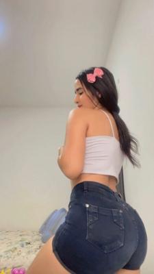 Adorável adolescente sexy com bunda fina e corpo