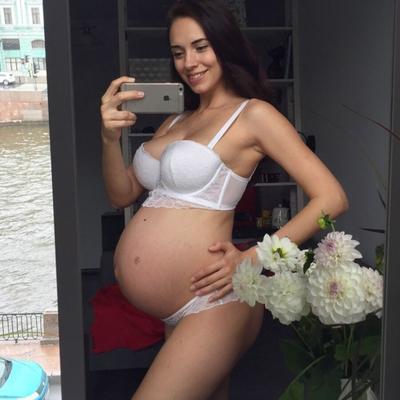 Pregnant godess