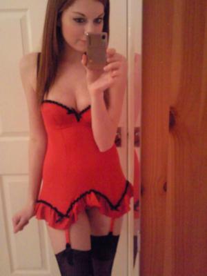 Hot Teen Selfie Slut: Kenzie en lingerie rouge