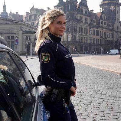 Adrienne Koleszar - 金髪のドイツ人女性警察官 - フィットネス美女