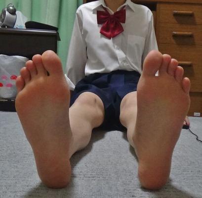 JEUNES JAMBES ET PIEDS PARFAITS POUR LE CULTE (JAPON)