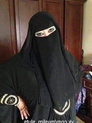 Muslimische MILF, Burka-Schlampe, Strip, große Brüste, Nippel, Hijabi-Hure, heiß