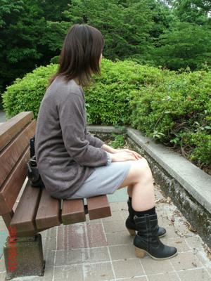 Ich LIEBE DIESE SCHLAMPE, haarige asiatische Upskirt-Öffentlichkeit, japanische MILF-Spreizung