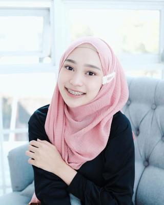 Rifka Ayu Yulia Martha a simulé un jilbab hijab tudung musulman jilbab