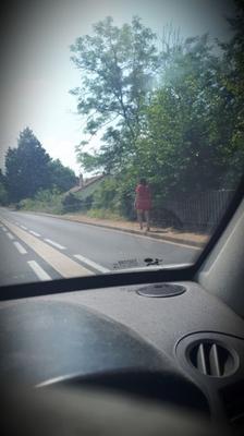 Brunette française en robe rouge marchant