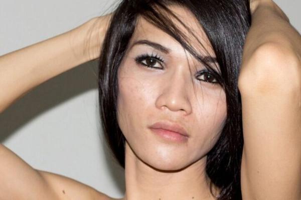 ladyboy caliente se masturba con un consolador