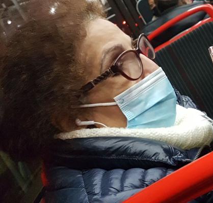 Arabische Oma zeigt sich und knackt ihren Hintern im Bus