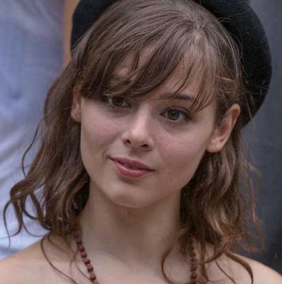 Jolie fille portant un béret français