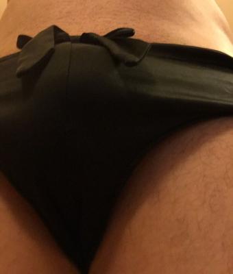 Oups, j'ai pissé dans la culotte en satin de ma femme !