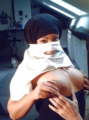 Star du porno salope musulmane sexy en burqa mamelons pipe pute