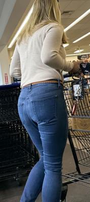 Avistamientos en tiendas de comestibles - MILF rubia regordeta y sexy con jeans ajustados