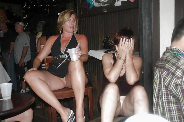 Upskirts - Pussy in Public - Disco-Pub-Bar