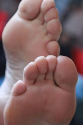 Sentir ses pieds odorants - Sniff his smelly feet