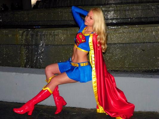 Alisa als Supergirl Cosplay