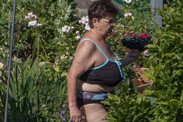 Mrs Beemie - BBW mature faisant du jardinage en bikini