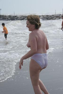 Caroline - GILF sur la plage