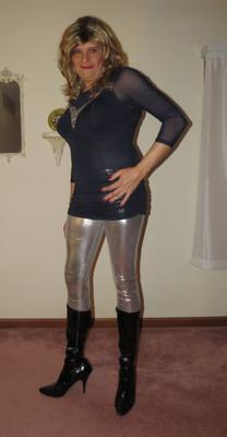 Crossdresser en leggings brillantes