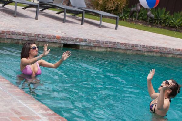 Lesbos en la piscina en verano