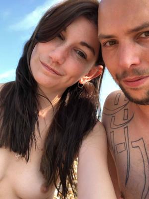 Casal nudista vagando nu na praia e na cidade. 