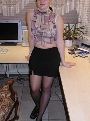 Ulrike en bandes de collants au bureau