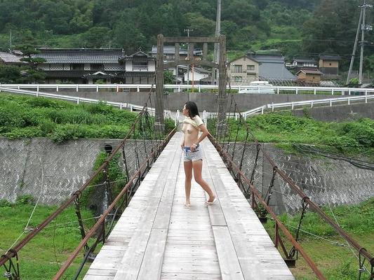 Japanische Amateur-Freundin Kae – Flashen auf der Brücke in Okayama