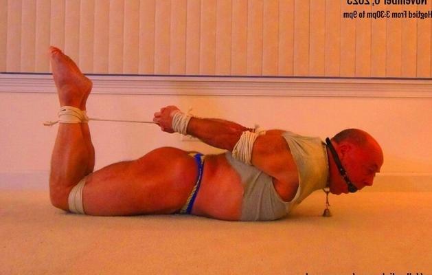 Exhibitionniste masculin hogtied, partie