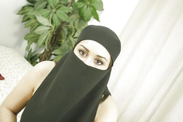 Sexy muslimisches arabisches Mädchen posiert nackt