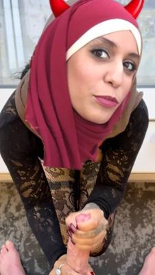 hijabi foncé femdom