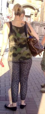 Chav Princess montre ses fesses dans SLUTTY LEGGINGS [UK Candid]