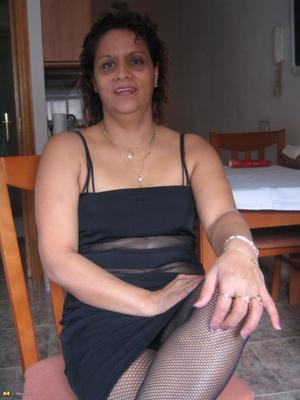 Latina mature et potelée travaille sa chatte excitée.