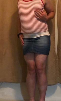 Reibe meine Crossdresser-Brüste