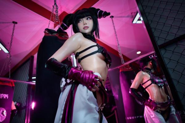 Cosplay - Juri neckt