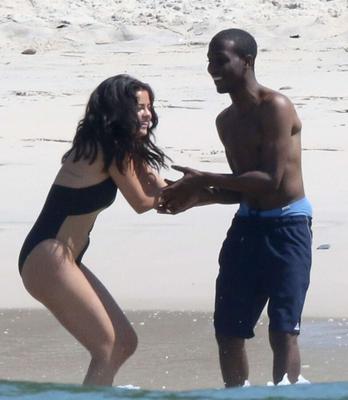 Selena am Strand