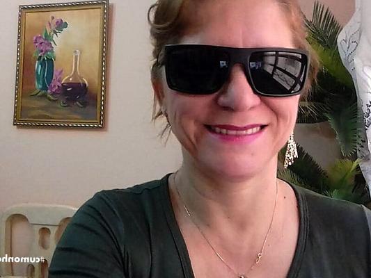 Heiße MILF mit Brille (Gesicht zum Abspritzen)